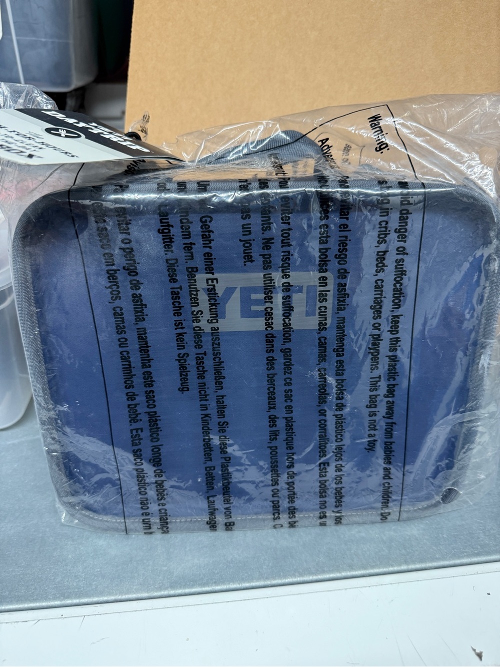 NEW WITH TAGS Yeti Navy Blue Daytrip Lunch Box